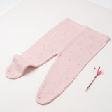 Na imagem, é possível ver uma calça de tricô rosa com toque super macio, proporcionando conforto para a bebê.