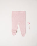 Na imagem, é possível ver uma calça de tricô rosa com toque super macio, proporcionando conforto para a bebê.