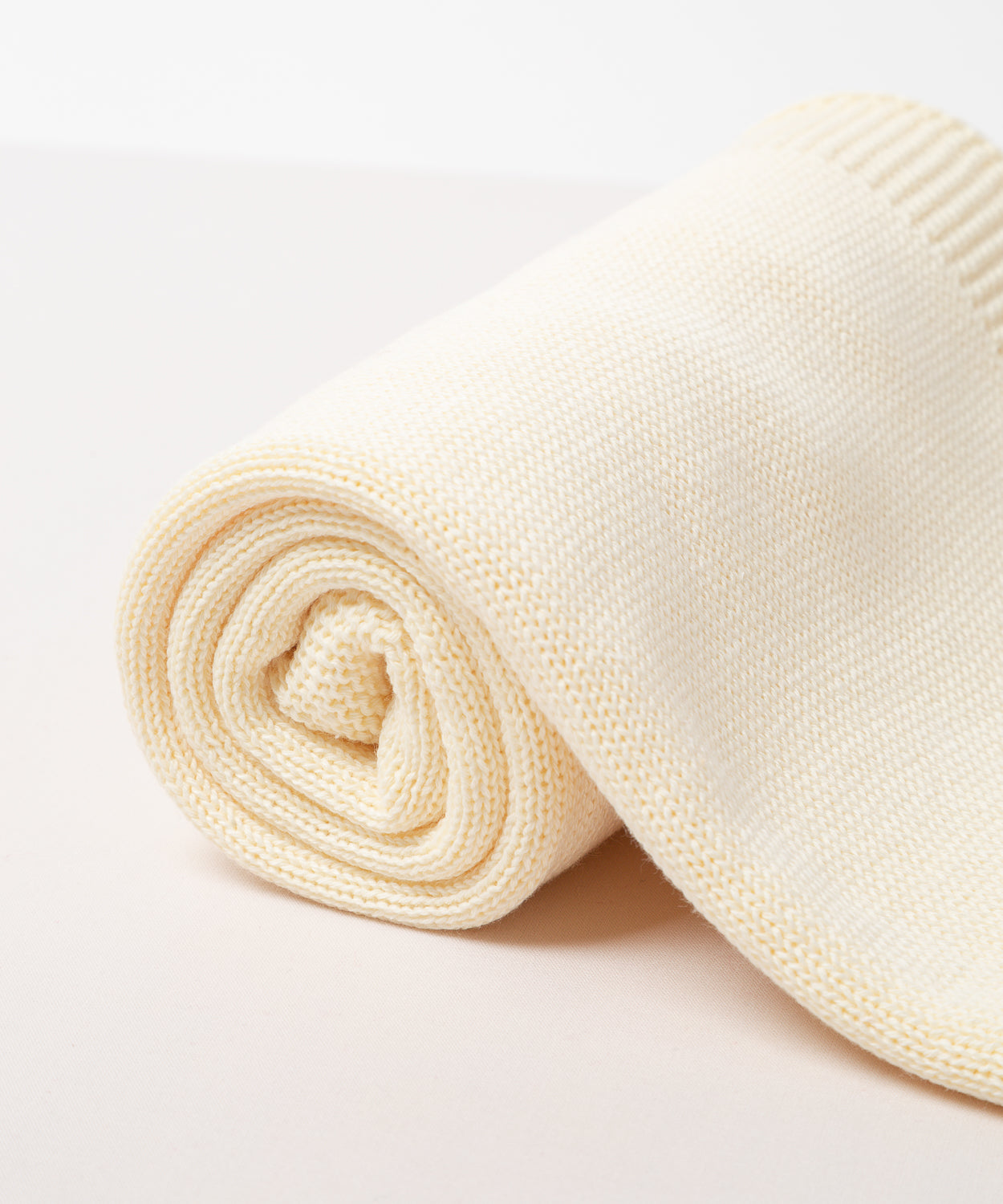 A foto destaca os detalhes da manta, evidenciando seu conforto e delicadeza. É possível perceber que ela é uma peça de qualidade, que proporciona aconchego para a bebê.