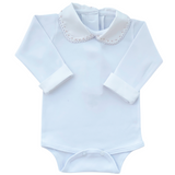 A foto destaca o body 100% algodão com gola bordada à mão e punhos brancos, que é usado por baixo do macacão. O body é uma peça delicada e confortável, complementando o conjunto da bebê.